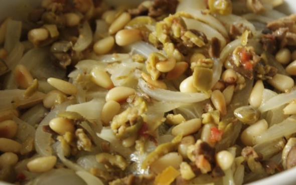 Sardiner, surløg og pinjekerner image 1